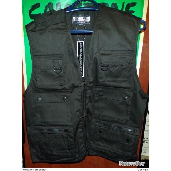 GILET LEGER EN TISSU NOIR , NOMBREUSES POCHES SUR LE DEVANT , UNE GRANDE POCHE DORSALE ET UNE POCHE