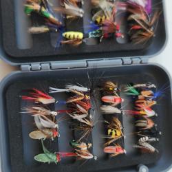 PECHE A LA MOUCHE ; boite &agrave; mouches avec 63 mouches (noy&eacute;es et nymphes) pour p&ecirc;che d'&eacute;t&eacute;