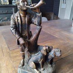 Trophe statuette chasseur sonnant le core avec ses 2 chiens de fallico