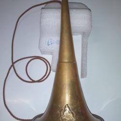 Corne d'appel marque JANUEL, laiton &agrave; pavillon de 40 cm, d&eacute;cor Sanglier, d'occasion.