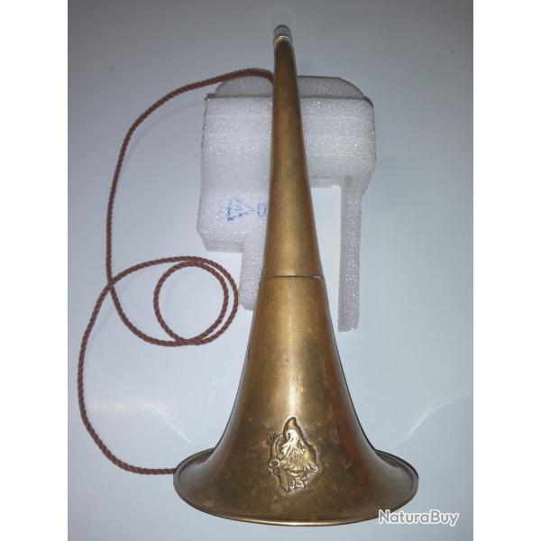 Corne d'appel marque JANUEL, laiton � pavillon de 40 cm, d�cor Sanglier, d'occasion.