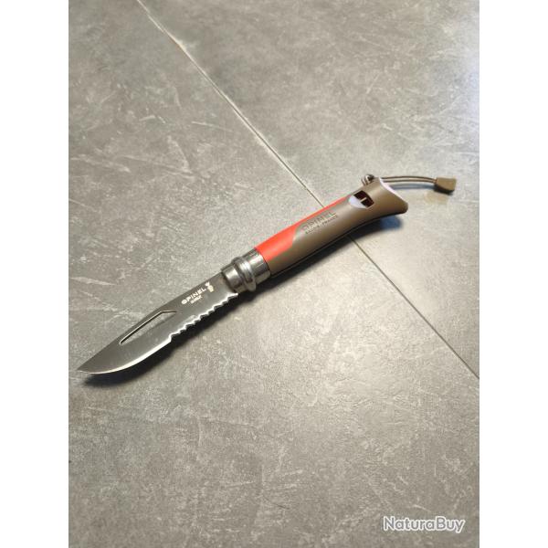 Opinel Gen2 avec sifflet et demanilleur dans la lame