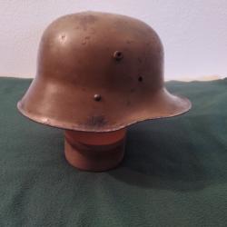 Casque allemand &laquo; Stahlhelm &raquo; M/16, couleur  vert d'origine de la Premi&egrave;re Guerre mondiale