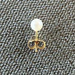 Boucle d'oreille unique en or massif 18 carats et perle  - clous