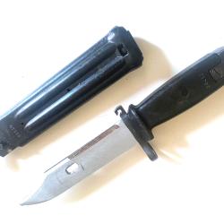 Ancienne Ba&iuml;onnette Serbe AK47 avec Fourreau