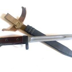 Ancienne Ba&iuml;onnette Russe Bulgare AK47 avec Fourreau
