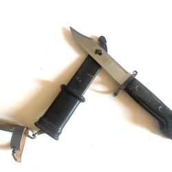 Ancienne Ba&iuml;onnette Russe Allemagne de l'est AK47 avec Fourreau