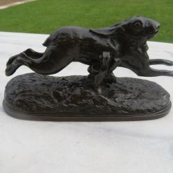 R.H MOORE (XIX-XX&eacute;) &laquo; Li&egrave;vre courant &raquo; sculpture en bronze &agrave; patine sombre sign&eacute; (Vers 1890)