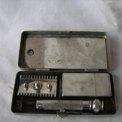 WW2/1 US RASOIR MILITAIRE AM&Eacute;RICAIN ' GILLETTE ' DANS SA BO&Iuml;TE M&Eacute;TAL CHROM&Eacute; ET MIROIR (14/18) (39-45