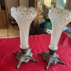 Lot de deux vases soliflore, antiquit&eacute;s, pas de prix de reserve