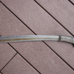 TRES JOLIE MACHETTE ETNIQUE MARQUAGE TORAJA AMERIQUE DU SUD? POIGNEE CORNE FORME OISEAU