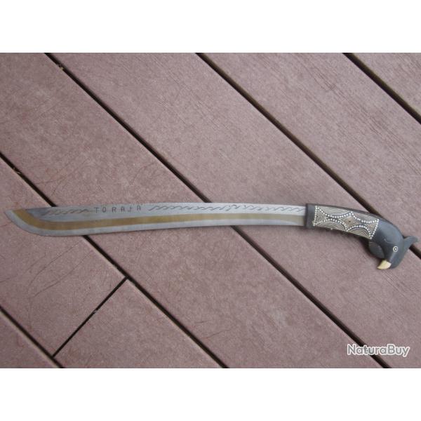 TRES JOLIE MACHETTE ETNIQUE MARQUAGE TORAJA AMERIQUE DU SUD? POIGNEE CORNE FORME OISEAU