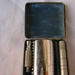 WW2/ POST RASOIR D&Eacute;MONTABLE AVEC LAME GILLETTE FRANCAISE DANS SA BO&Iuml;TE EN M&Eacute;TAL CHROM&Eacute;