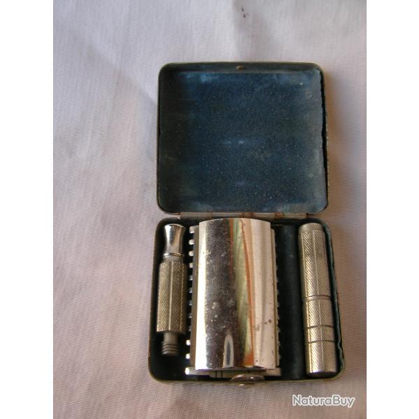 WW2/ POST RASOIR D�MONTABLE AVEC LAME GILLETTE FRANCAISE DANS SA BO�TE EN M�TAL CHROM�