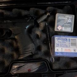 Pistolet de d&eacute;fense umarex Walter p22, jamais servi, avec malette, 25 balles &agrave; blanc et 10 &agrave; poivre.