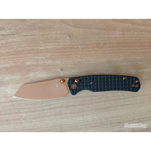 Bestechman Cicada's Wing crossbar lock, lame cleaver Rose gold, plaquettes frag en acier noir NEUF.