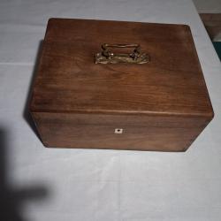 jolie caisse en bois ancienne