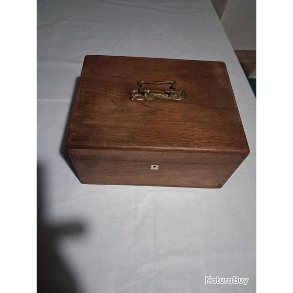 jolie caisse en bois ancienne