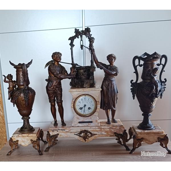 Parure d'horloge de chemin�e ancienne