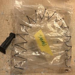 FAMAS ressort chargeur + planchette &eacute;l&eacute;vatrice
