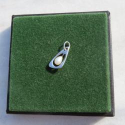 Pendentif en argent en forme d'&eacute;trier avec perle de culture naturel de forme poire - FRANCE (XX&eacute;)