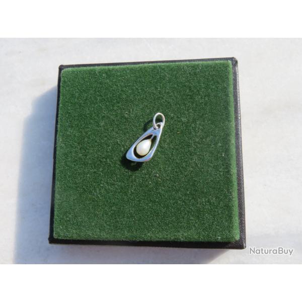 Pendentif en argent en forme d'�trier avec perle de culture naturel de forme poire - FRANCE (XX�)