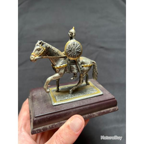 Statuette de Gengis Khan � cheval