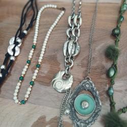 beau lot de bijou , collier , tous styles