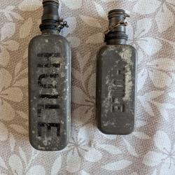 Deux burettes militaires fran&ccedil;aises- ann&eacute;es 50-60