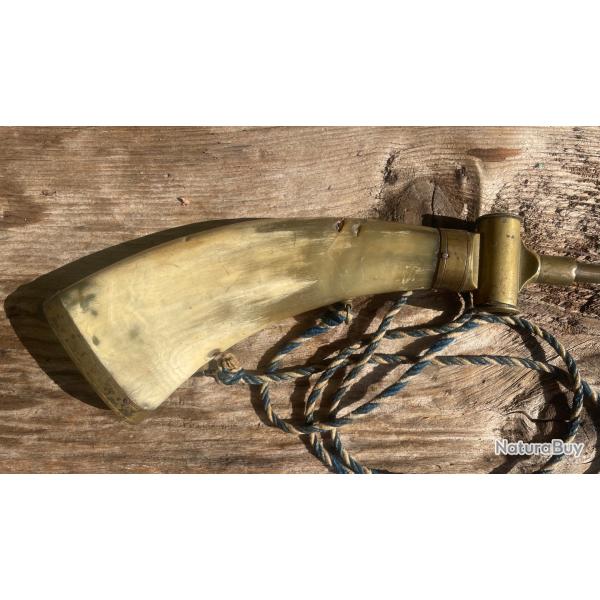 Poire � poudre en corne avec doseur.