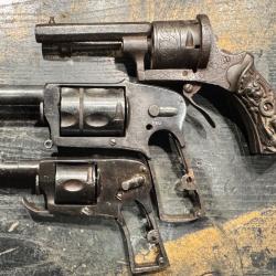 Lot de pistolets anciens pour pi&egrave;ces