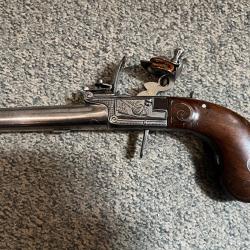 Pistolet fran&ccedil;ais de gousset &agrave; coffre et canon viss&eacute;, fin XVIII&egrave;