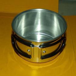 GOBELET EN METAL DE TYPE MILITAIRE , DIAMETRE 9 CM AVEC POIGNEE REPLIABLE&nbsp; ,&nbsp;&nbsp;VENDU DANS L' ETAT NEU