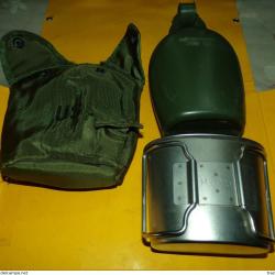 GOURDE MILITAIRE DES PAYS -BAS EN PLASTIQUE AVEC SON QUART EN ALUMINIUM&nbsp; ET UNE HOUSSE DE TYPE U.S P