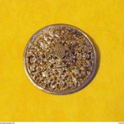INSIGNE AVEC BLASON DE BRETAGNE , EN ARGENT AVEC ATTACHE TYPE BIJOUTIER , DIAMETRE 38 MM POIDS 5 GRA