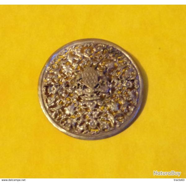 INSIGNE AVEC BLASON DE BRETAGNE , EN ARGENT AVEC ATTACHE TYPE BIJOUTIER , DIAMETRE 38 MM POIDS 5 GRA