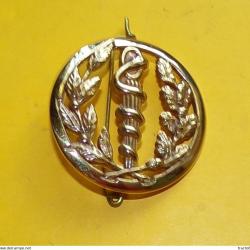 INSIGNE DE BERET DES SERVICES DE SANTE , COULEUR DORE , FABRICANT COINDEROUX PARIS,HOMOLOGATION SANS