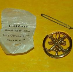 Insigne de b&eacute;ret, Service des Affaires Alg&eacute;riennes, (13/Pl.8) dor&eacute;,rondache aux 2 koumias brochant s