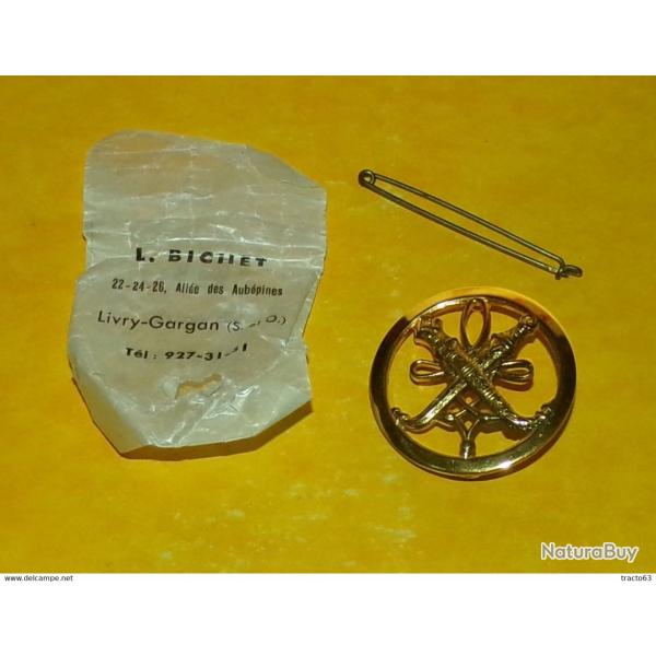 Insigne de b�ret, Service des Affaires Alg�riennes, (13/Pl.8) dor�,rondache aux 2 koumias brochant s