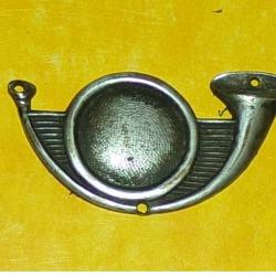 INSIGNE DE CLASSEMENT , TIREUR D'ELITE AU PISTOLET , ARGENTE , COR DE CHASSE AVEC TROUS DE COUTURE P