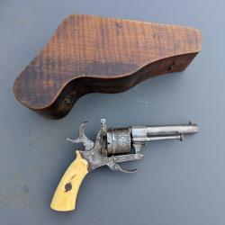 RARE ET BEAU REVOLVER DANS SON COFFRET D ORIGINE FORME HARICOT 19 EM