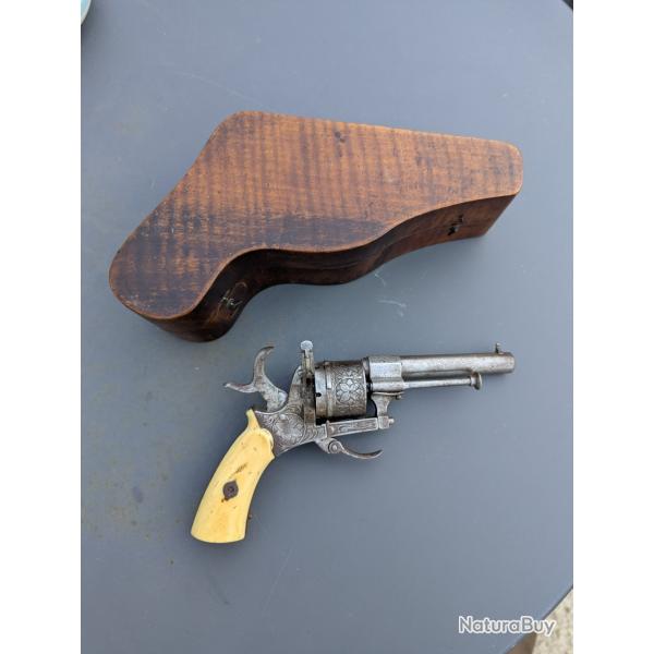 RARE ET BEAU REVOLVER DANS SON COFFRET D ORIGINE FORME HARICOT 19 EM