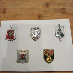 Lot d'insignes militaires