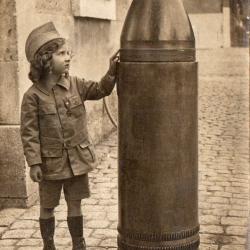 Carte postale enfant et obus de 380 - N&deg;7643