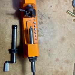 Raccourcisseur de douilles avec collet universel et 9 pilotes Lyman