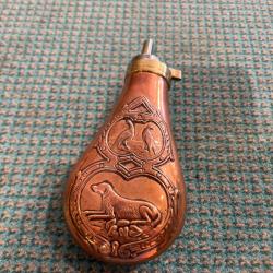 Poire &agrave; poudre sur le th&egrave;me chasse. Cuivre laiton.