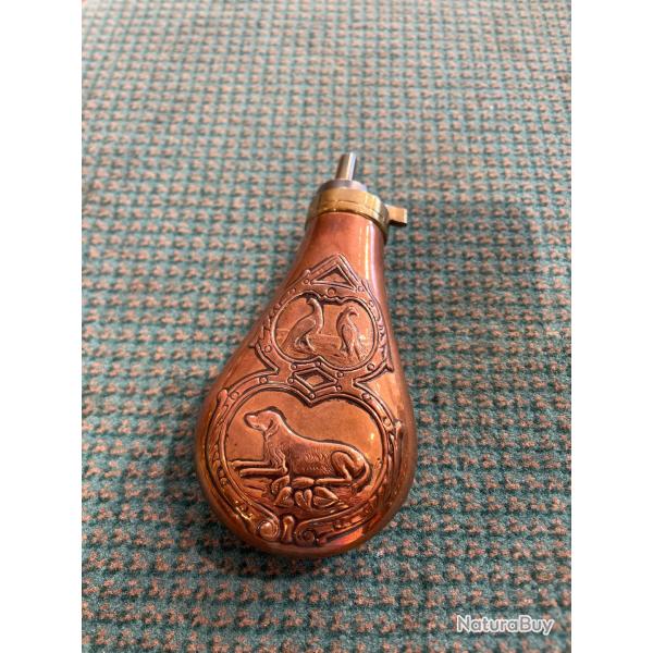 Poire � poudre sur le th�me chasse. Cuivre laiton.