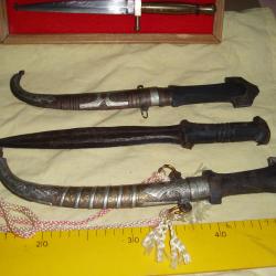 3 COUTEAUX AFRICAIN OU D'AFRIQUE DU NORD ( voir photos). DONT 1 SANS FOURREAU .