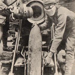 Carte postale Franz&ouml;sische Artilleristen mit Gaseschutzmasken -N&deg;8472