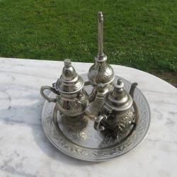 Ancien service a th&eacute; oriental comprenant plateau, th&eacute;i&egrave;res et aspersoir en m&eacute;tal argent&eacute; - TUNISIE